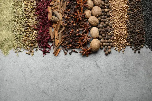 Gri masada bir sürü farklı baharat var. Metin için boşluk