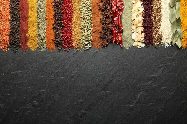 Siyah masada bir sürü farklı baharat var. Metin için boşluk