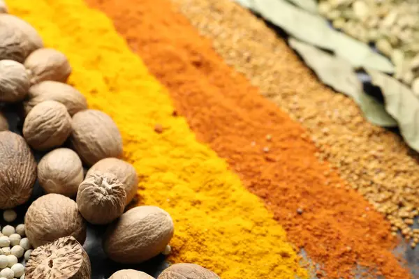 Arkaplan olarak birçok farklı baharat, yakın görünüm