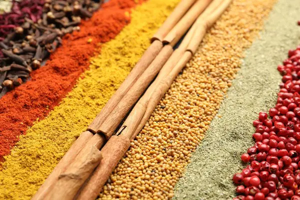 Arkaplan olarak birçok farklı baharat, yakın görünüm