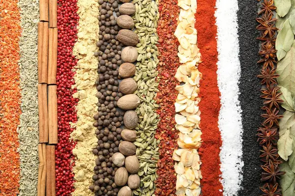 Arka plan olarak birçok farklı baharat, üst görünüm