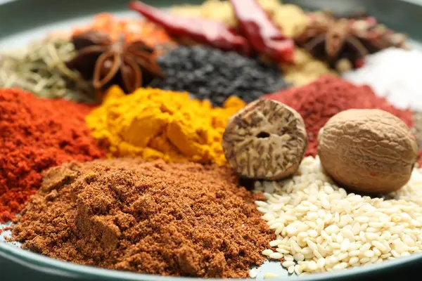 Masada çok farklı aromatik baharatlar var, yakın plan.