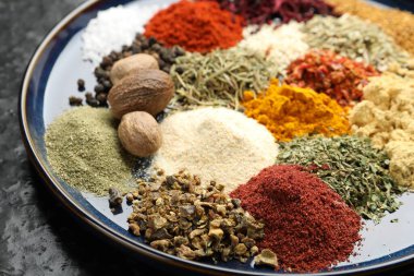 Masada çok farklı aromatik baharatlar var, yakın plan.