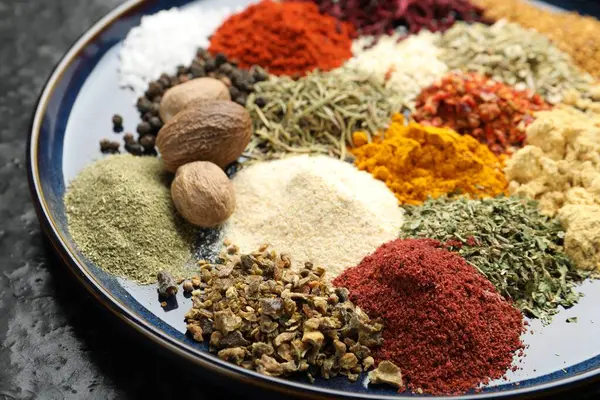 Masada çok farklı aromatik baharatlar var, yakın plan.