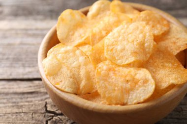 Tahta masada kasede patates cipsi, yakın plan.