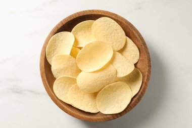 Lezzetli patates cipsleri beyaz mermer masada, üst tarafta.