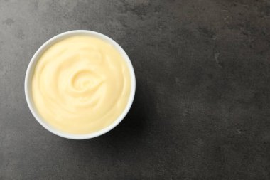 Siyah masada lezzetli vanilyalı puding, üst manzara. Metin için boşluk