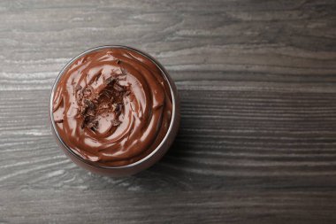 Tahta masadaki cam bardakta nefis çikolatalı puding. Metin için boşluk