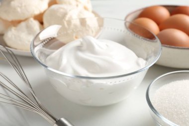 Fırça çırpma, krem şanti ve diğer malzemeler ışık masasında, yakın plan. Kurabiye pişiriyorum.