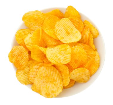 Kabın içindeki lezzetli cipsler beyaza izole edilmiş, üst manzara.