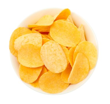 Tabaktaki lezzetli cipsler beyaza izole edilmiş, üst manzara