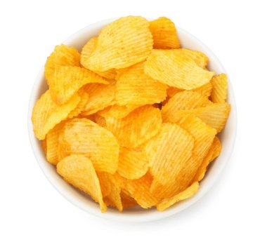 Beyaz tencereye izole edilmiş patates cipsi.