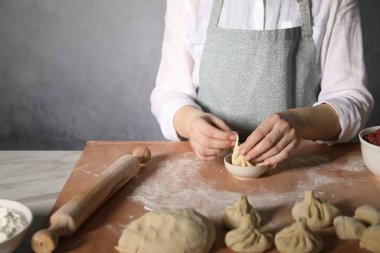 Mutfaktaki masada khinkali yapan kadın, yakın plan.