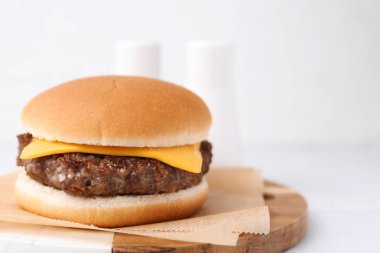 Beyaz masada leziz bir çizburger, yakın plan. Metin için boşluk