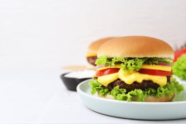 Beyaz masada leziz bir çizburger, yakın plan. Metin için boşluk