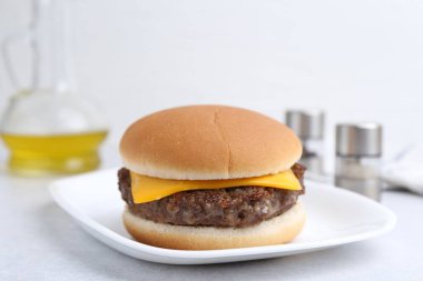Beyaz masada lezzetli köfteli çizburger, yakın plan.