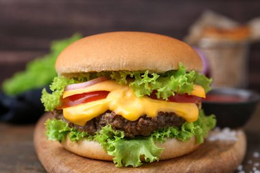 Masada soslu leziz bir çizburger, yakın plan.