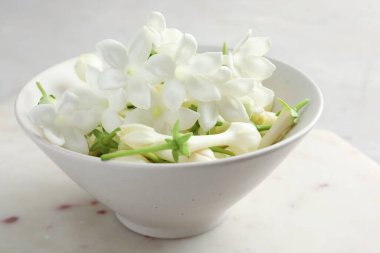 Güzel yasemin çiçekleri masada kasede, yakın plan