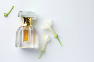 Beyaz arka planda parfüm ve yasemin çiçekleri. Metin için boşluk