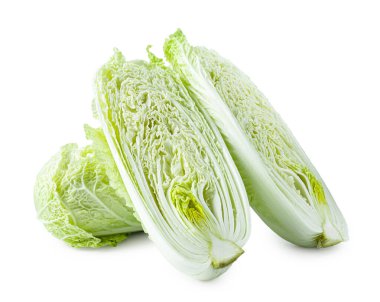 Taze Çin lahanalarının tamamı beyaza izole edilmiş.