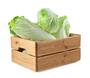 Tahta sandıkta bir sürü taze Çin lahanası var.