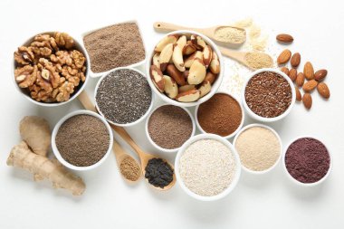 Beyaz arka planda farklı süper yiyecekler, düz konum