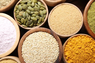 Tabaklardaki farklı süper yiyecekler masada, düz yerde.