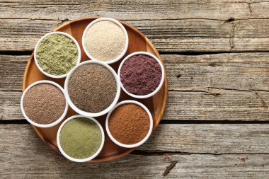 Tahta masadaki kaselerde farklı süper yiyecekler, üst manzara. Metin için boşluk