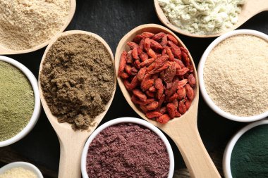 Masada ve tabakta farklı süper yiyecekler var.