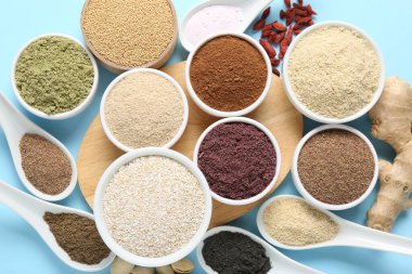 Açık mavi arka planda farklı süper yiyecekler, düz konum