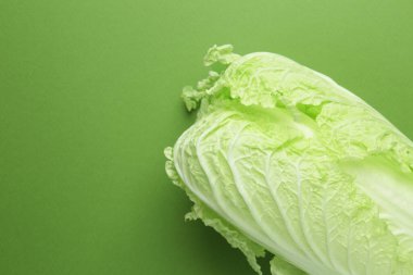 Yeşil arka planda taze bir Çin lahanası, manzaranın üstünde. Metin için boşluk