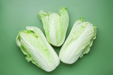 Yeşil arka planda taze Çin lahanaları.