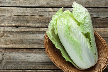 Tahta masada sepetin içinde taze Çin lahanası, üst manzara. Metin için boşluk
