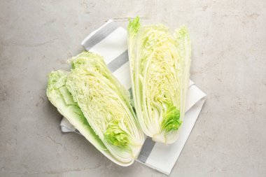 Açık gri masada Çin lahanası kes, üst manzara.