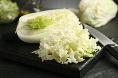 Siyah masada Çin lahanası ve bıçağı kes, yakın plan.