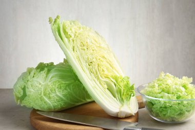 Taze Çin lahanaları ve bıçak açık gri masada, yakın plan.