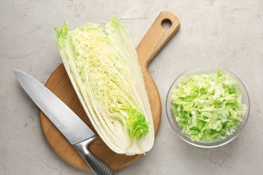 Açık gri masada Çin lahanası ve bıçağı kes.