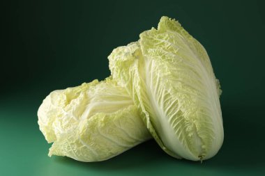 Yeşil arka planda taze Çin lahanaları, yakın plan.