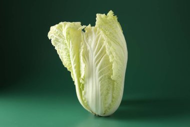 Yeşil arka planda taze Çin lahanası, yakın plan.