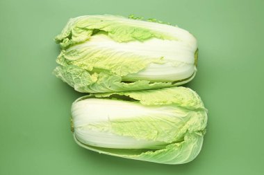 Yeşil arka planda taze Çin lahanaları, üst görünüm