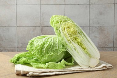 Ahşap masada Çin lahanaları var.