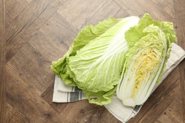 Tahta masada taze Çin lahanaları, üst manzara.