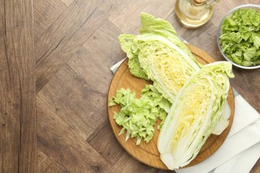 Taze kesilmiş Çin lahanası ve yağ ahşap masada, düz yerde. Metin için boşluk