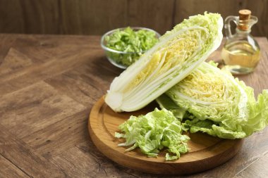 Taze kesilmiş Çin lahanası ve yağ ahşap masada, metin için yer var.