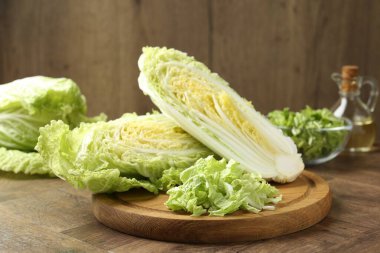 Tahta masada taze kesilmiş Çin lahanası.