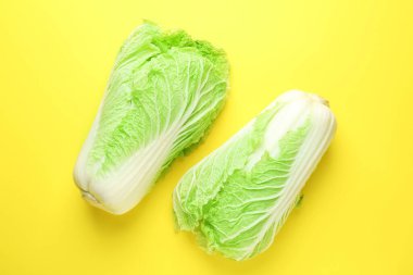 Sarı arka planda taze Çin lahanaları, üst manzara.