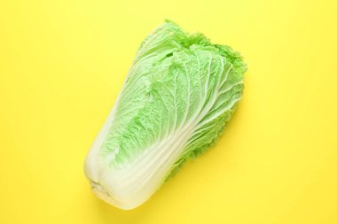 Sarı arka planda taze Çin lahanası, üst manzara.