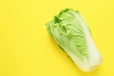 Sarı arka planda taze Çin lahanası, üst manzara. Metin için boşluk