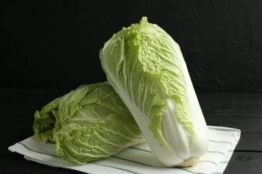 Siyah ahşap masada taze Çin lahanaları.