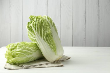 Beyaz ahşap masada taze Çin lahanaları, metin için yer.